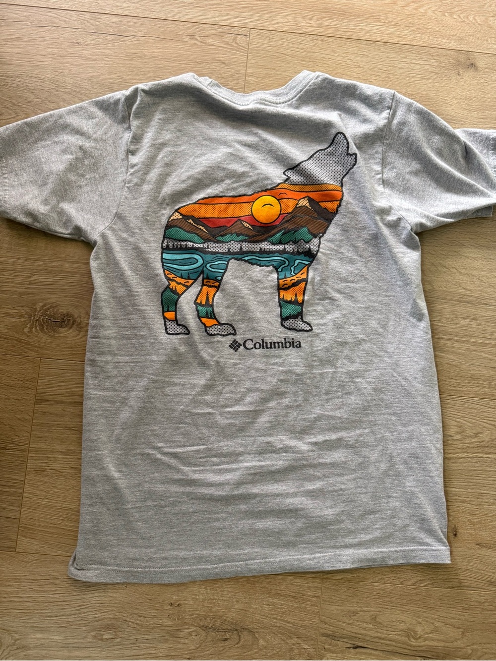 Columbia Men’s Gray Short-Sleeve Tee with Sunset Wolf Graphic